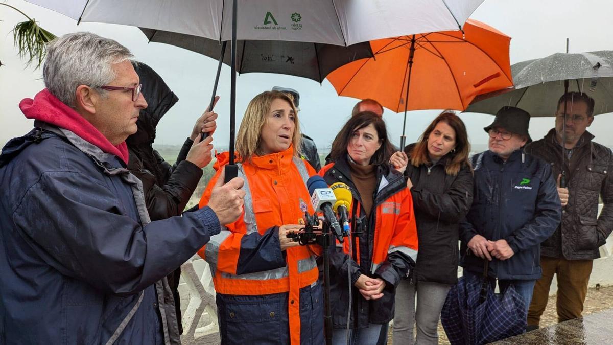 La subdelegada del Gobierno, Ana López, con la alcaldesa de Palma del Río en su visita a las zonas afectadas por el temporal