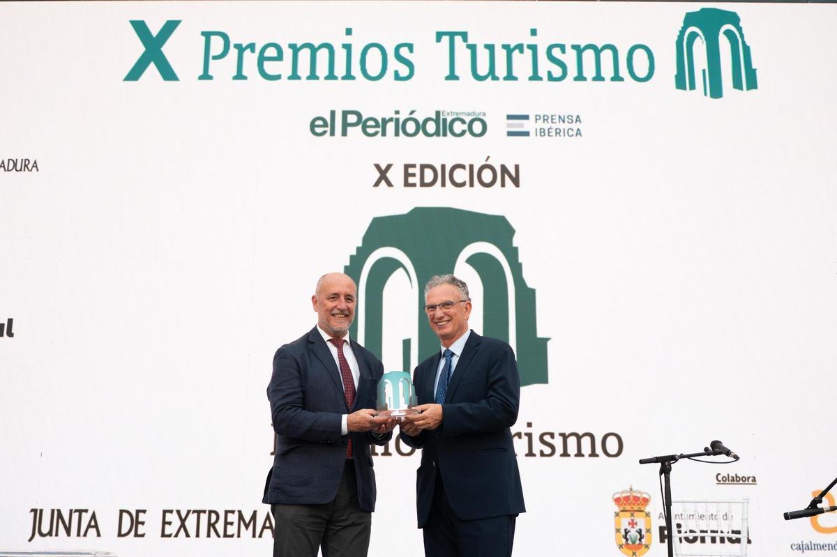 Tirso Leal, concejal de Patrimonio, recibe el premio de manos del delegado del Gobierno, José Luis Quintana.