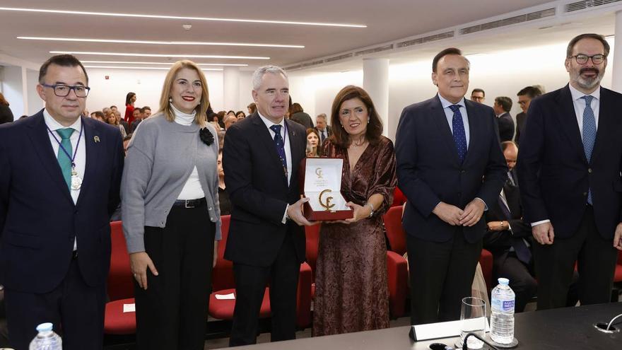 El Colegio de Farmacéuticos de Córdoba entrega su insignia de oro a María Jesús Botella