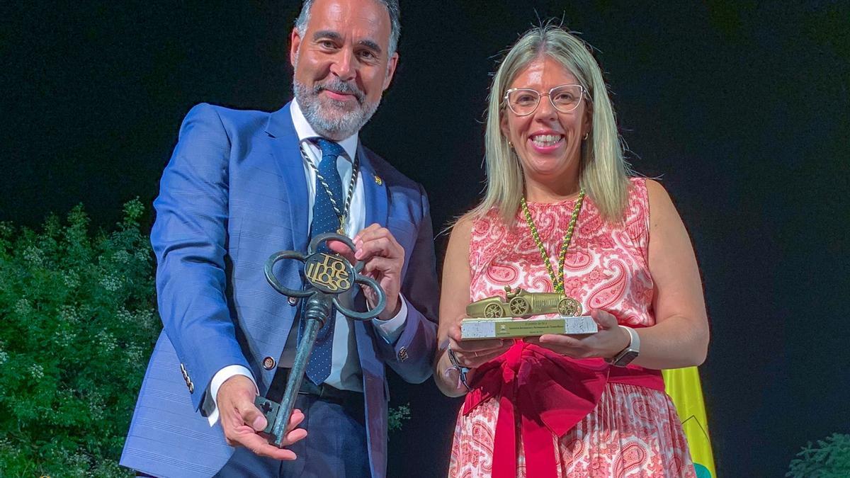 El alcalde de Ibi, Rafael Serralta, y la primera edil de Tomelloso, Inmaculada Jiménez, en el acto institucional realizado en agosto en la ciudad manchega.