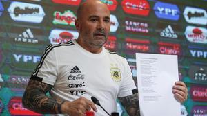 Jorge Sampaoli, con la lista de convocados.