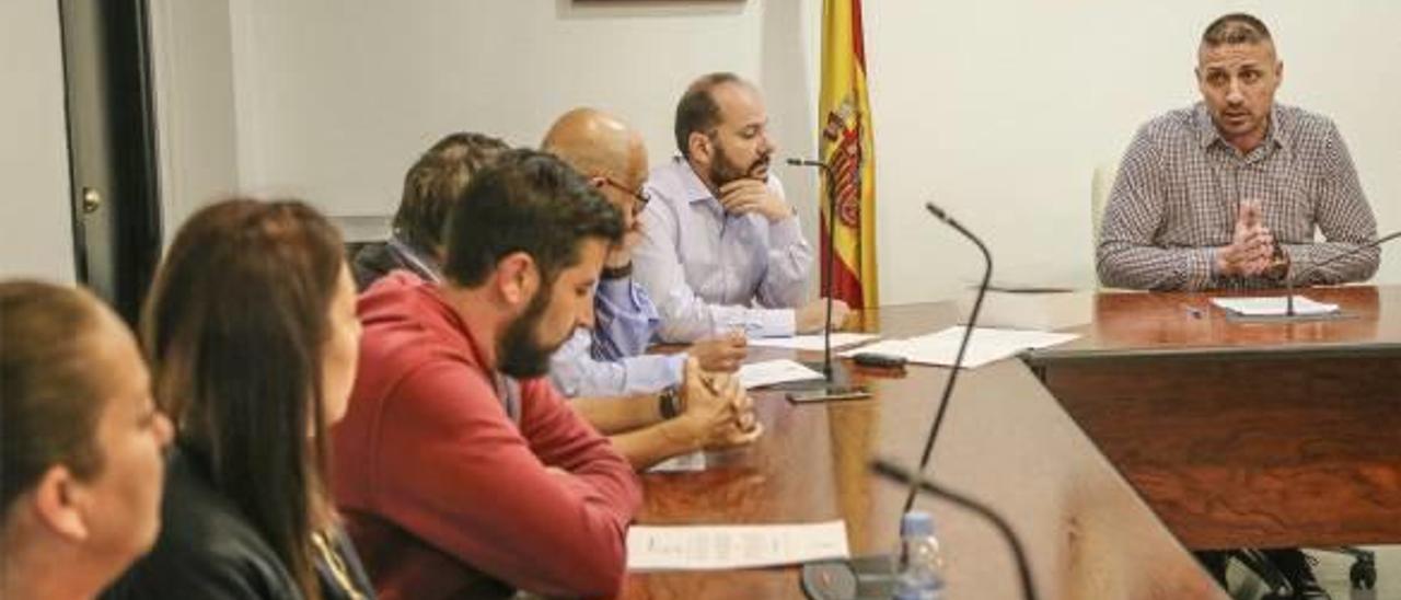 La oposición sospecha que los acuerdos adoptados por el alcalde desde su inhabilitación son nulos