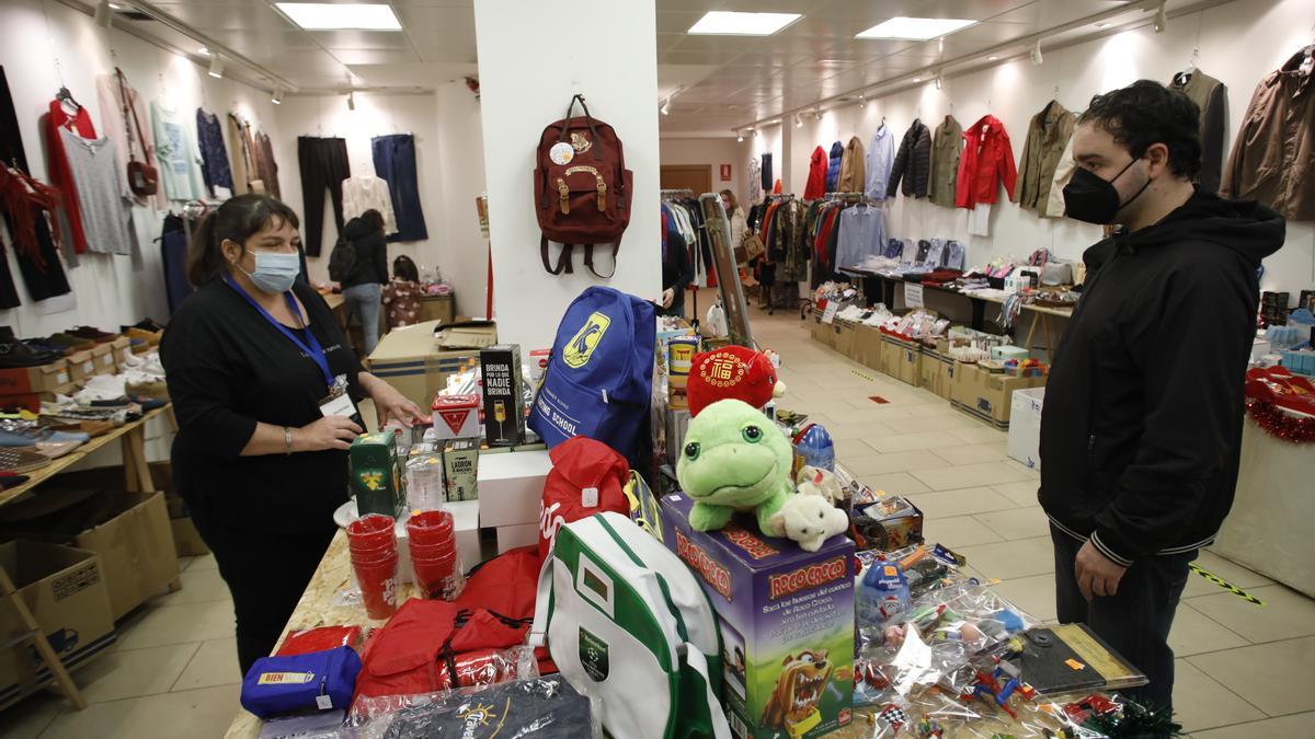 Mercadillo en la sala de Caja Rural en favor de ELA Principado.