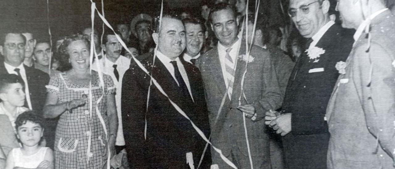 Pepe Bravo, en la Feria de La Trinidad en los años 60, con el gobernador Antonio Rodríguez-Acosta y el alcalde Francisco García Grana.