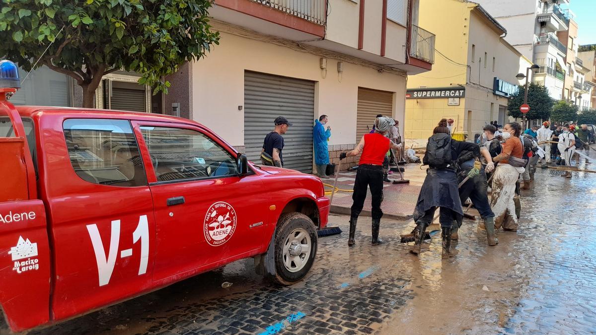 Voluntarios de ADENE trabajan en Algemesí.