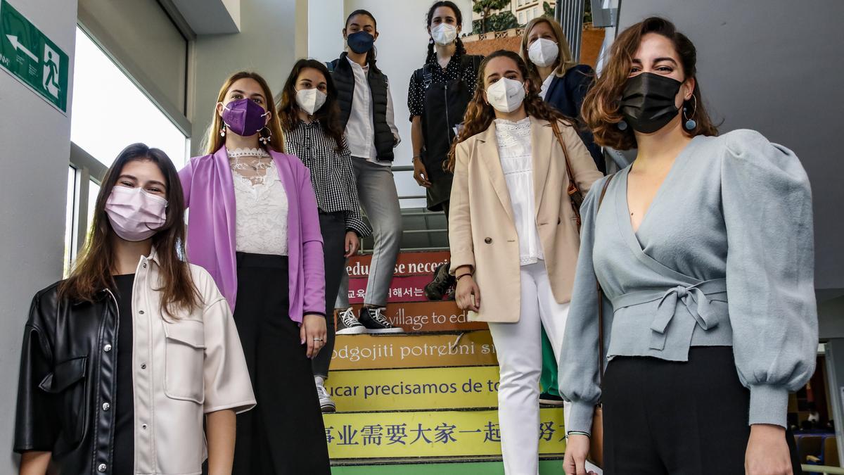 Alumnas de ‘Generación Docente’, junto a Sandra Camós, de la Fundación Princesa Girona, en la facultad de educación cacereña.