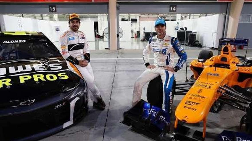 Fernando Alonso, a la izquierda, y Jimmie Johnson, ayer.