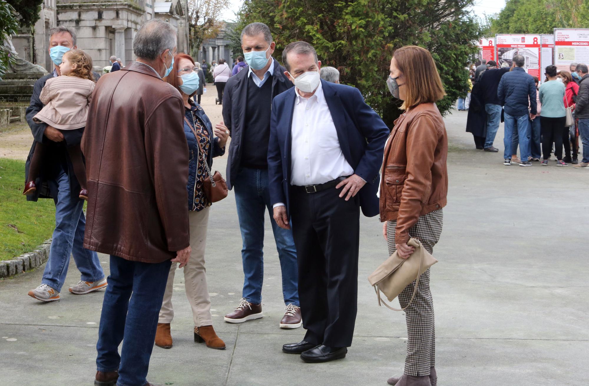 Todos Santos 2021 en Vigo: Flores y velas avivan el recuerdo de los que ya no están