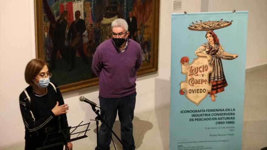 La alcaldesa de Gijón asiste a la inauguración de la exposición iconográfica femenina en la industria conservera