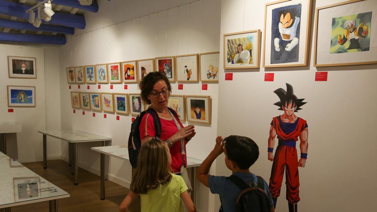 Visitantes en la exposición sobre 'Dragon Ball' del Museo del Cómic de Sant Cugat.