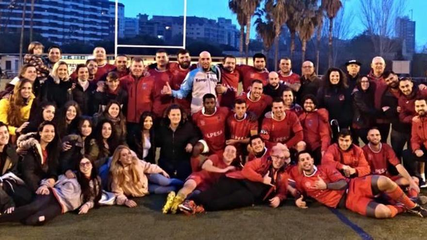 Jugadores y afición celebran el triunfo del Tavernes Alpesa RC en València ante el Estudiantes.