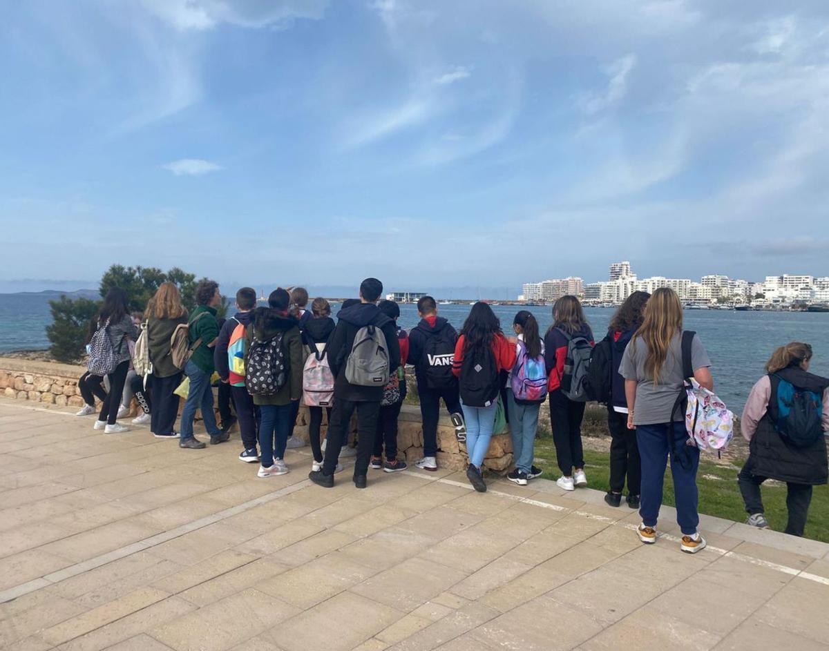 Salida por la bahía de Portmany de los alumnos de Santíssima Trinitat. | FOTOS: ASA