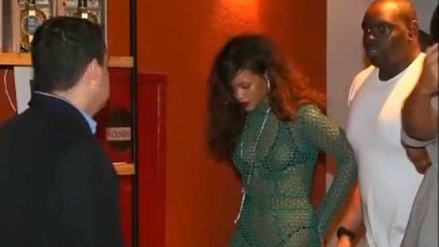 Un guardaespaldas de Rihanna, a puñetazos con los fotógrafos