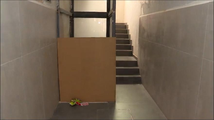 Muere un hombre tras caer al foso de un ascensor mientras intentaba tirar a su mujer en Madrid