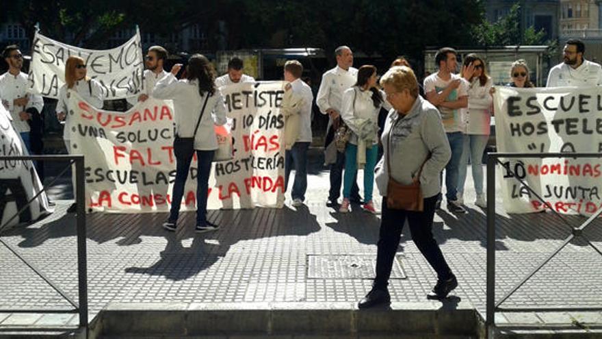 Alumnos y profesores de La Cónsula y La Fonda, protestaron esta mañana ante la delegación de Gobierno de la Junta.