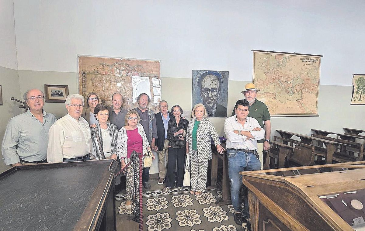 L’artista -al centre i al fons- durant l’acte de donació de l’obra, exposada a l’aula Antonio Machado a Baeza.