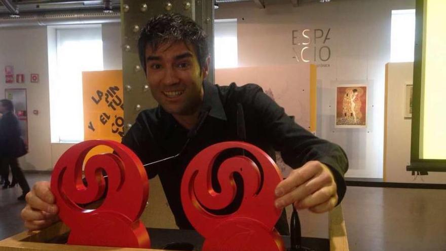 Luis Rendo, ayer, en Madrid con los dos galardones que ganó Idendeaf con su webserie.