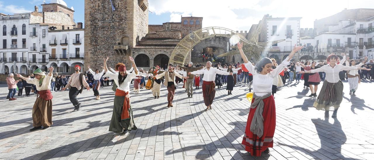 Flashmob a cargo de 100 alumnos de la ESAD, en la plaza Mayor de Cáceres, durante el Mercado Medieval.