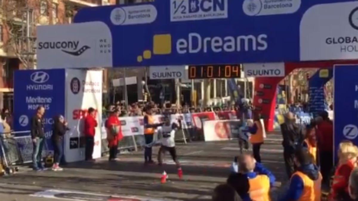 Eric Kiptanui, 1:01:04, ganador masculino del Medio Maratón de Barcelona.