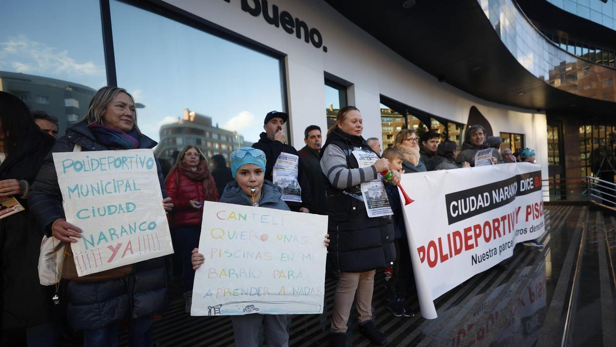 VÍDEO: Ciudad Naranco reclama piscina y polideportivo