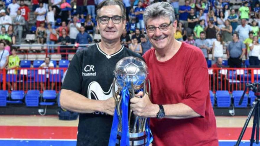 Cecilio Rodríguez junto al conductor del autobús del Inter, posan con el trofeo.