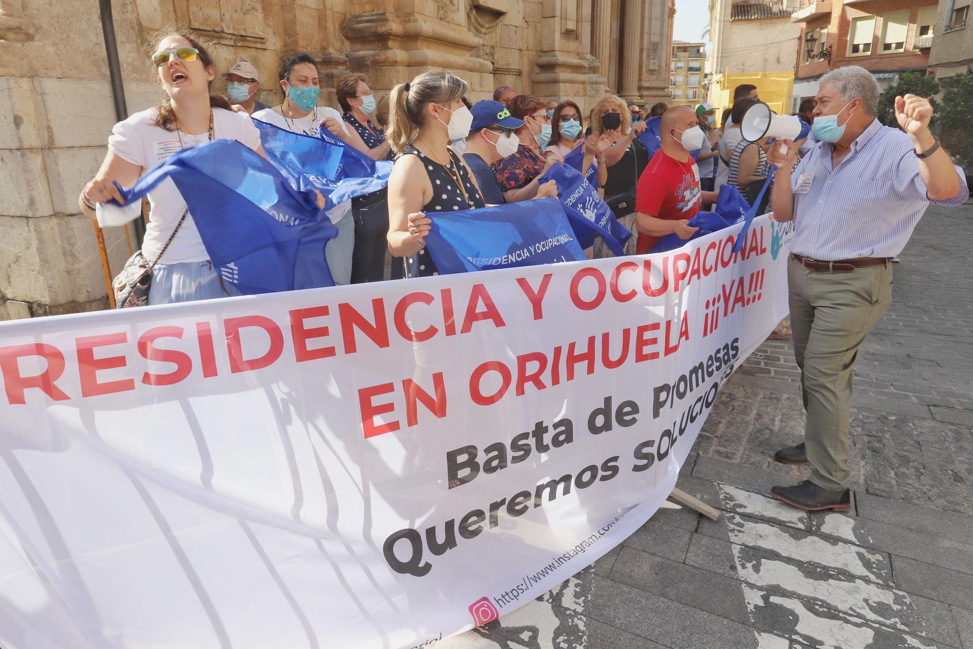 Protesta de los familiares de los usuarios del centro y residencia Oriol frente al Ayuntamiento de Orihuela, este martes