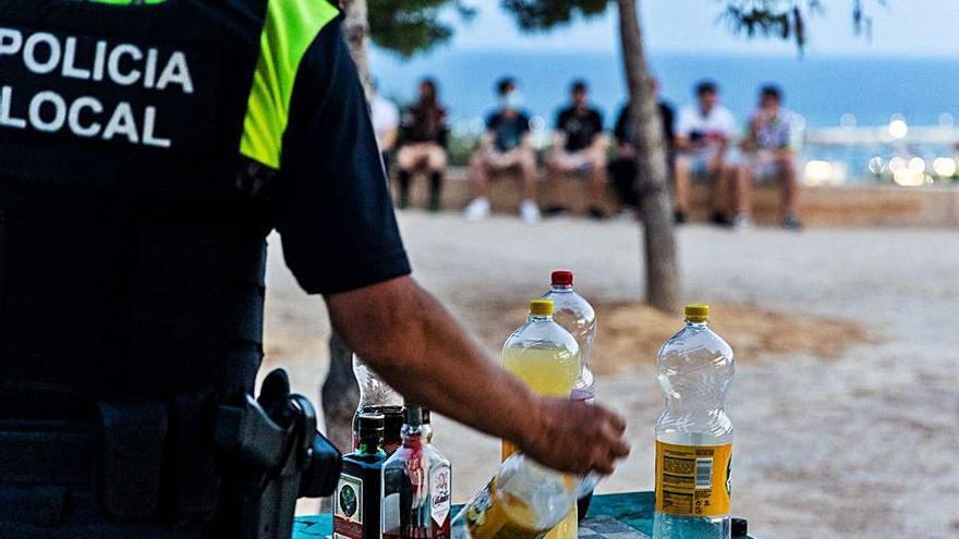 Un policía local en un botellón disuelto en Alicante.