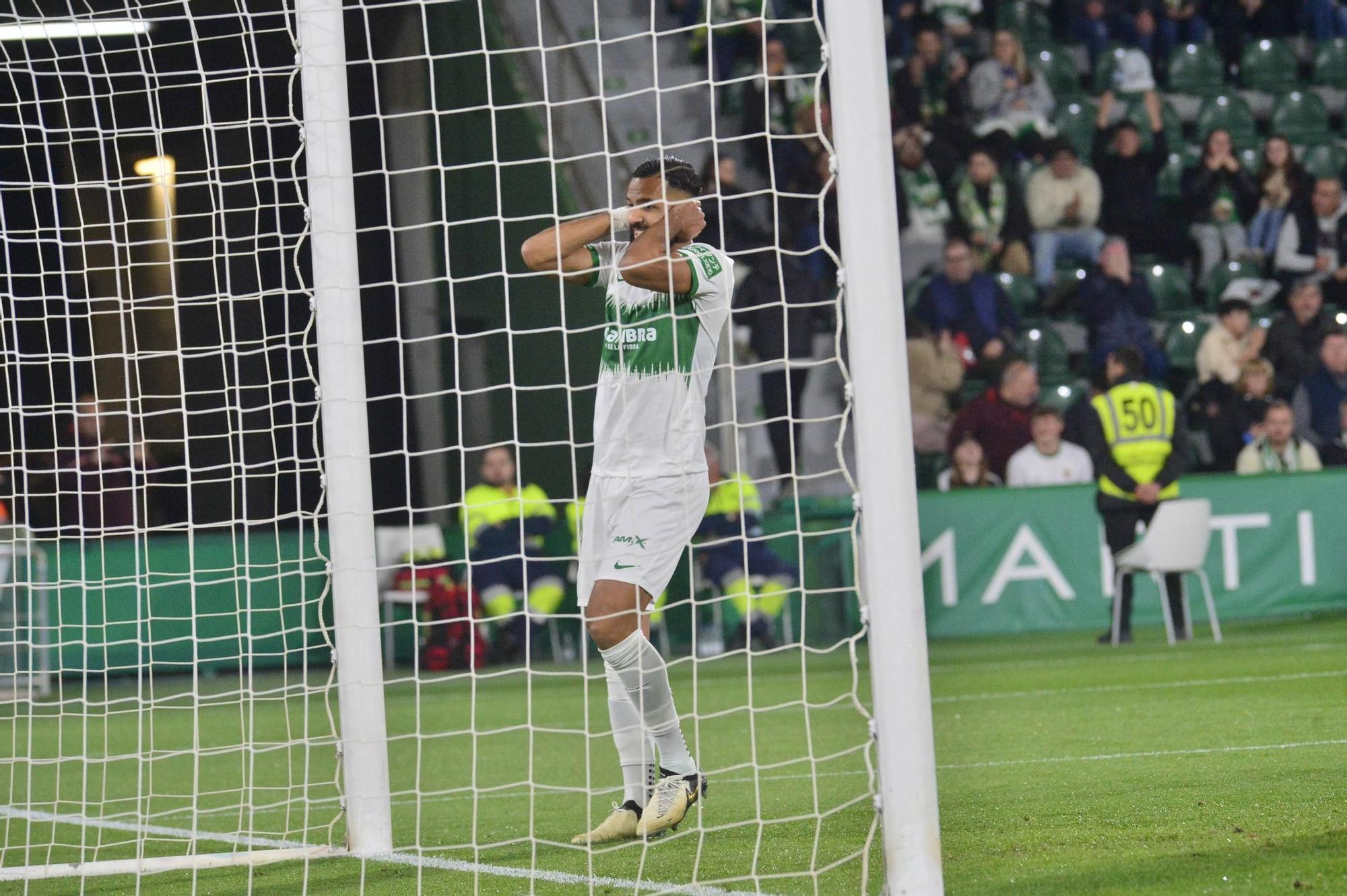 El Elche choca contra una muralla