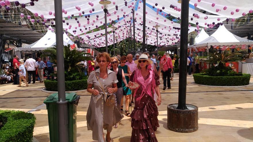 Mujeres pasean por la Feria de Día de Marbella.