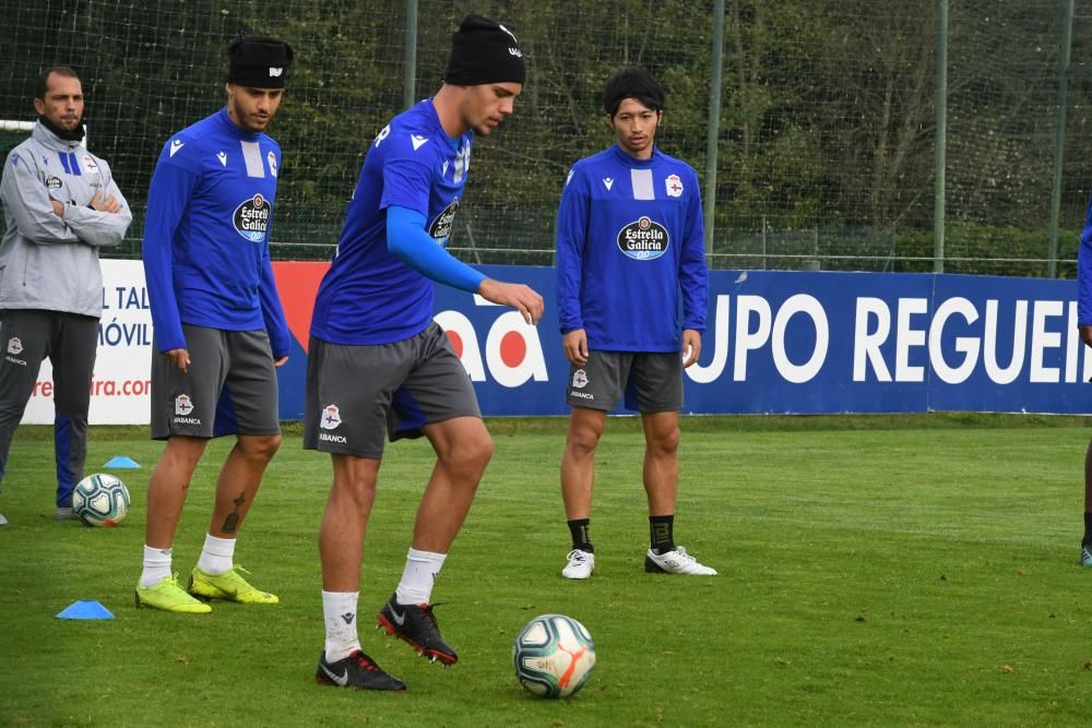 El entrenador deportivista recupera a Gaku y Lampropoulos, que regresaron de la concentración con sus selecicones. Koné ya se entrenó con el grupo.