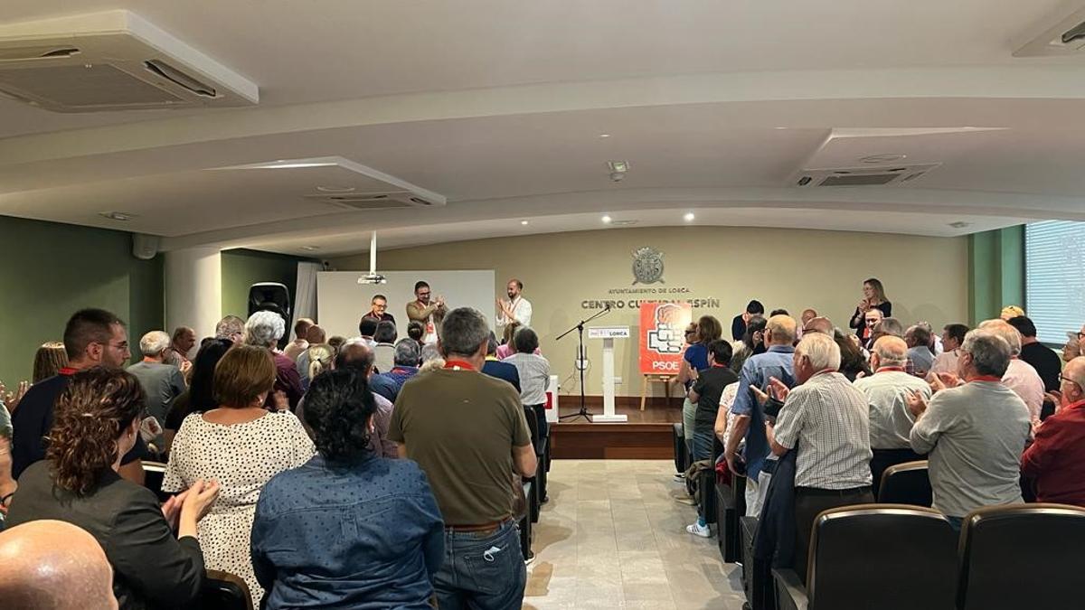 El alcalde en funciones y secretario general de los socialistas lorquinos, Diego José Mateos, recibía los aplausos de los participantes en la asamblea general puestos de pie, anoche.