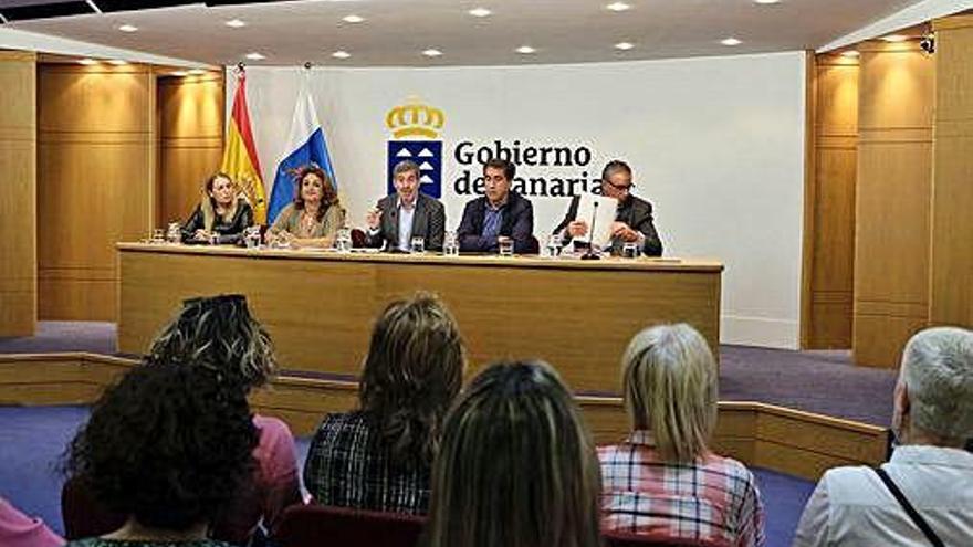 De izquierda a derecha De León, Valido, Clavijo, Candil y González, en la reunión de ayer con los inquilinos de Visocan.