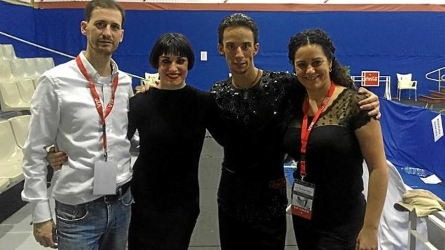 Rosa Carné i Guillem Pascual (centre) amb els entrenadors acompanyants