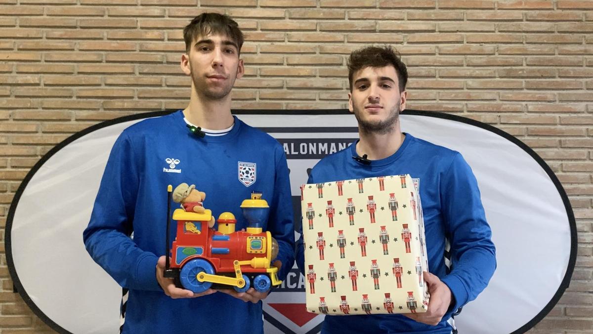Jugadores del EÓN Horneo Alicante con motivo de la campaña de recogida de juguetes
