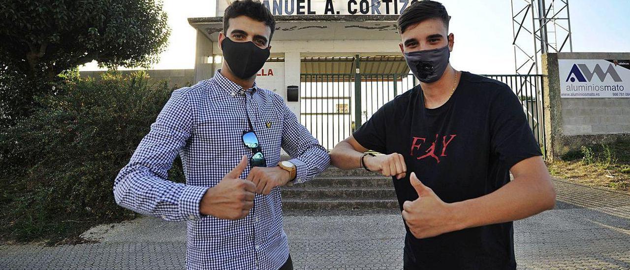 Guillermo Fernández y Manu Rego posan, ayer, en el Estadio Manuel Anxo Cortizo.