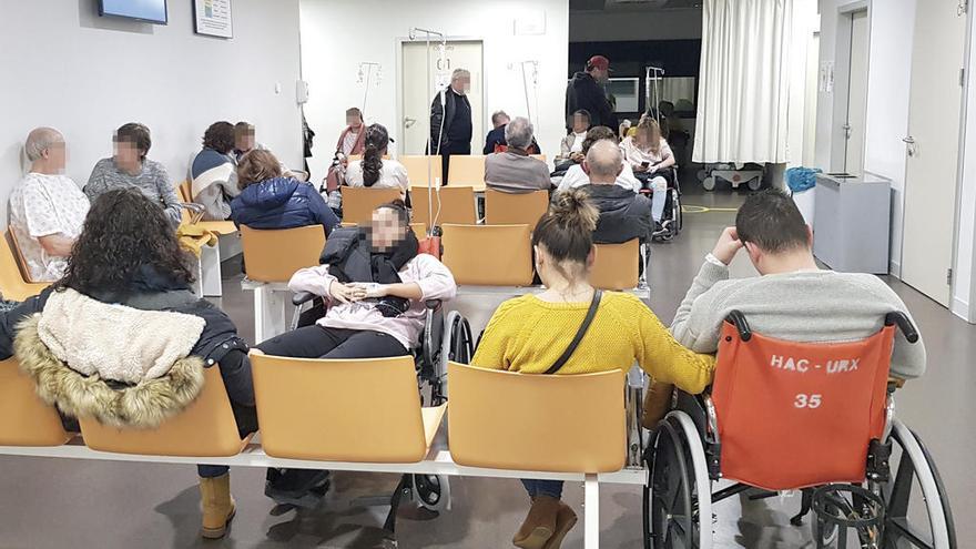 Pacientes y familiares, el lunes por la tarde en urgencias del hospital Álvaro Cunqueiro. // FdV