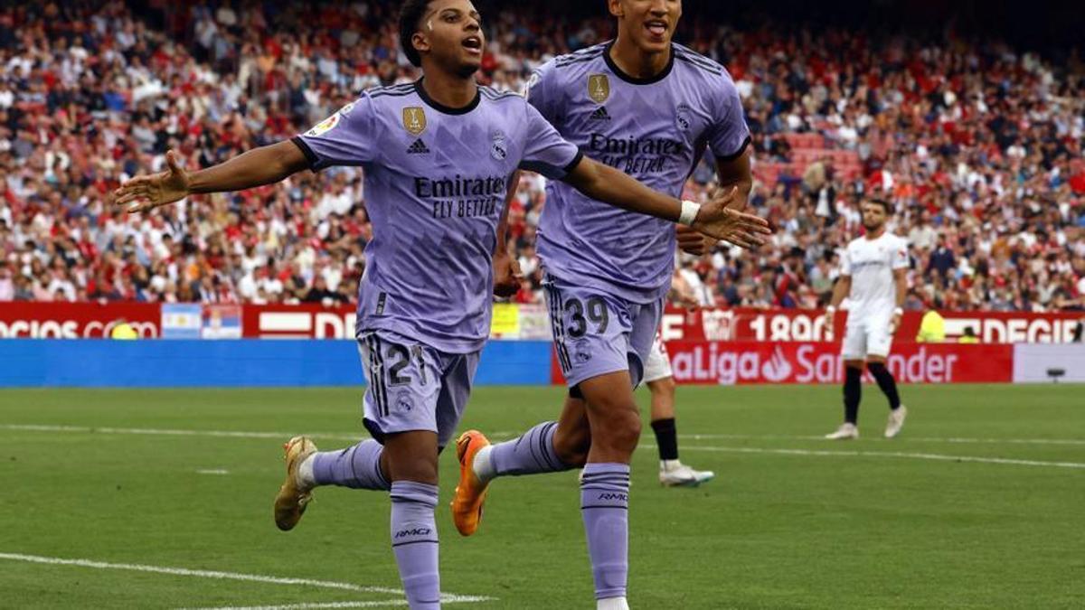 Rodrygo Goes celebra el segundo gol ante el Sevilla en el Sánchez Pizjuán junto a Álvaro Rodríguez.