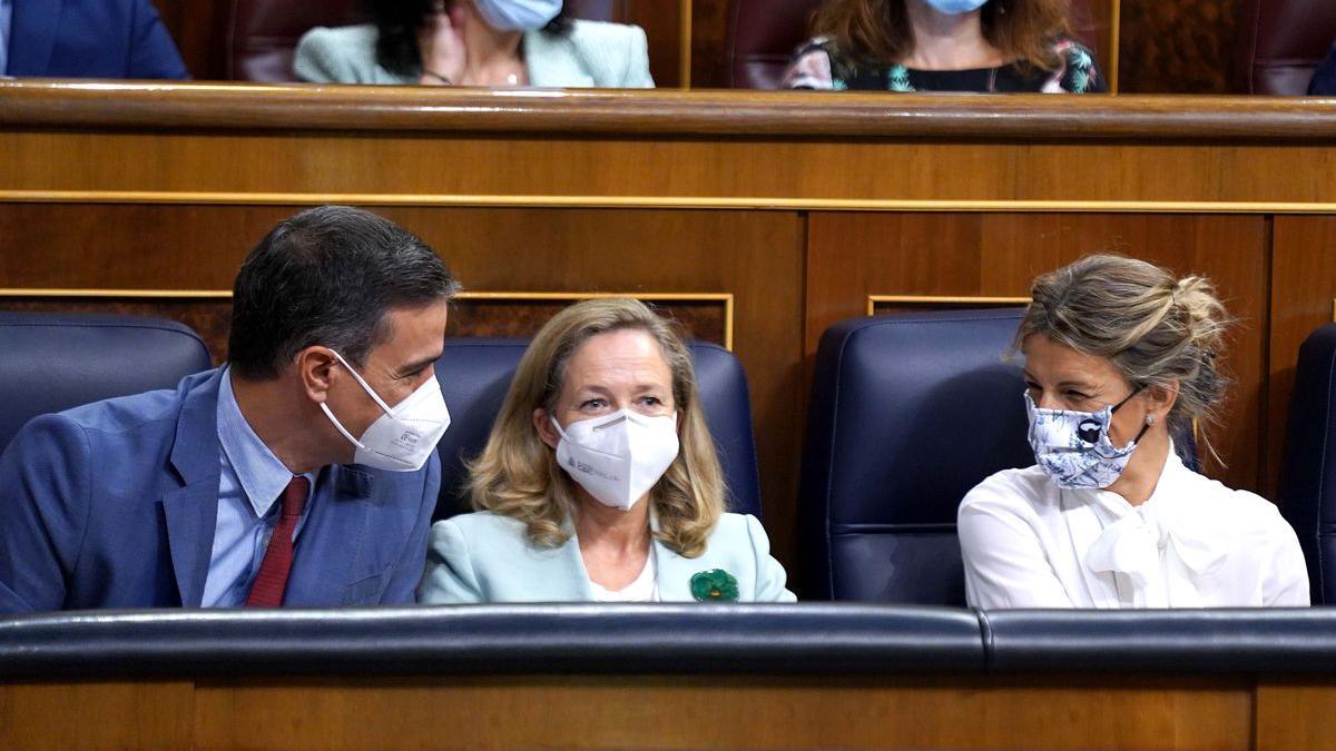 El presidente del Gobierno, Pedro Sánchez, conversa con Yolanda Díaz junto a Nadia Calviño el pasado 20 de octubre de 2021, durante la sesión de control al Ejecutivo en el Congreso de los Diputados.