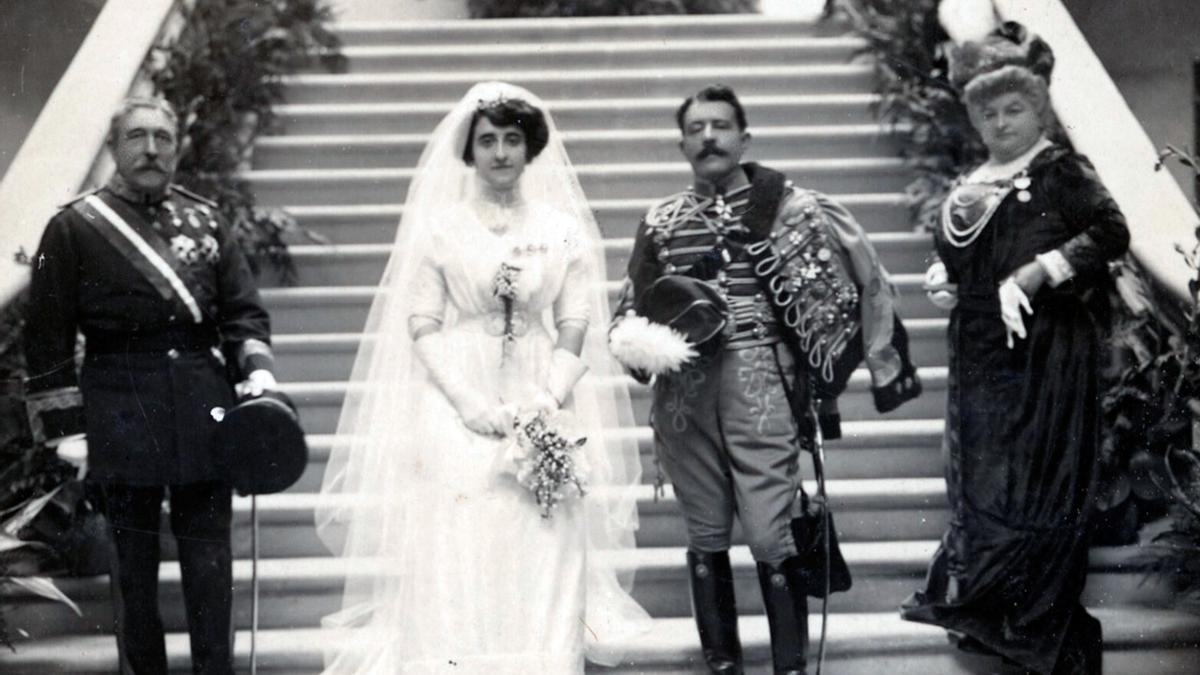 Emilia Pardo Bazán, a la derecha, en la boda de su hija en las escaleras de As Torres de Meirás.