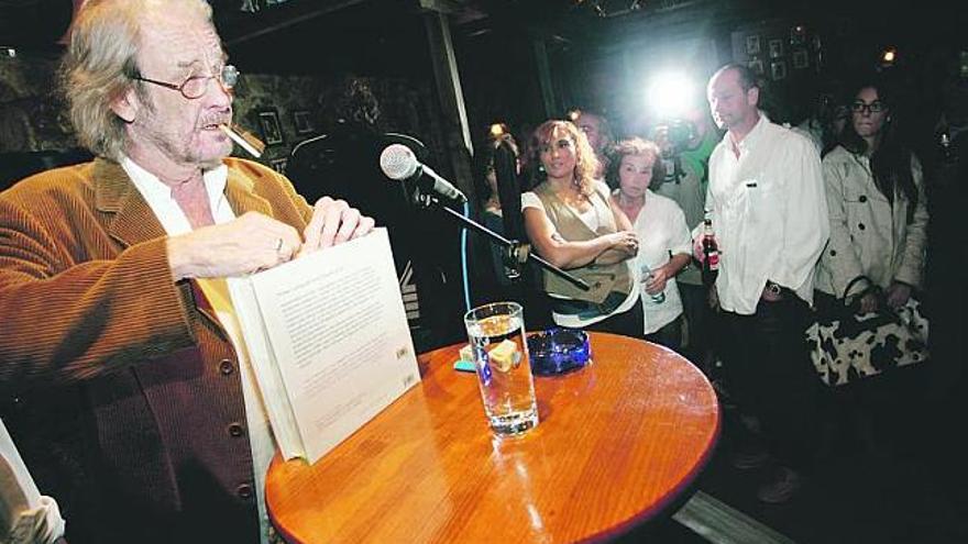 Luis Eduardo Aute, al comienzo de su recital de poesía, ayer, en el bar Don Floro de Avilés.