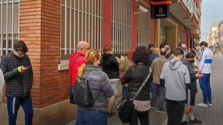 Colas en la comisaría de Vila-real, el martes, para sacarse el pasaporte.