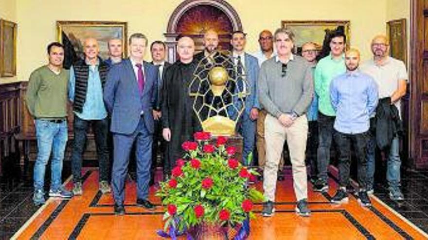 La secció blaugrana d’handbol ofereix el títol de la Champions a la Verge de Montserrat | FC BARCELONA