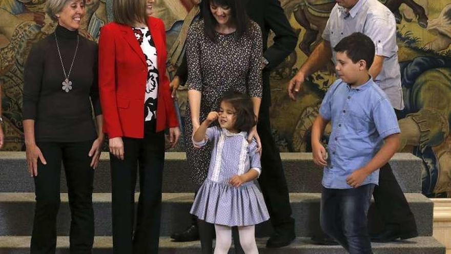 Doña Letizia, ayer, con miembros de la asociación, en la Zarzuela.