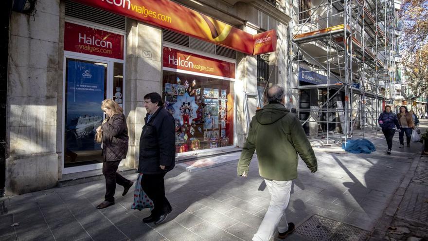 Dos agencias de viajes anexas en la calle 31 de Desembre de Palma.