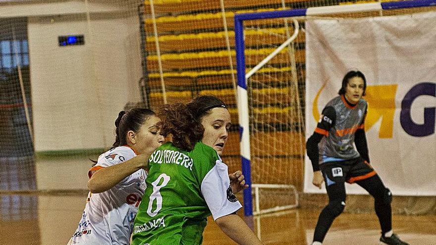 Lores pelea la pelota con Sol Pedrera, ayer en el Paco Paz. |  // C. PETEIRO