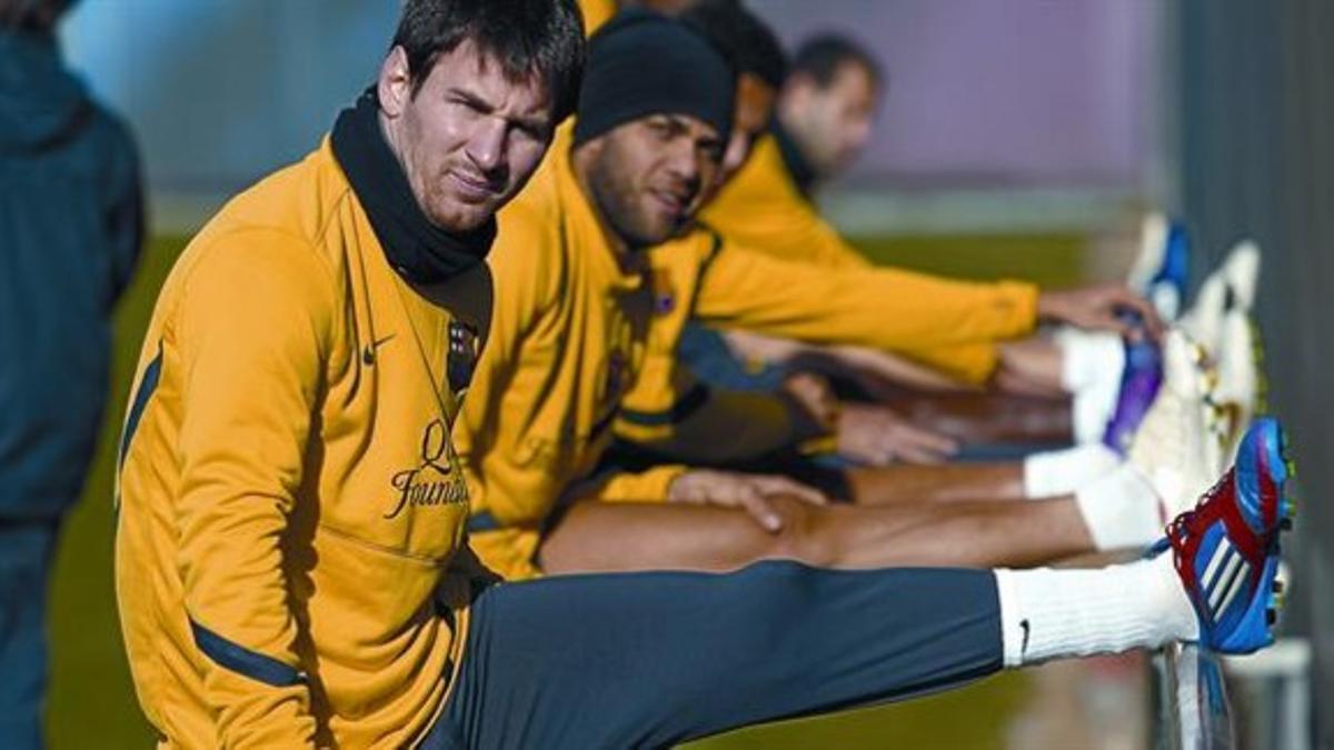Messi y Alves, ayer, durante el  entrenamiento en la Ciudad Deportiva