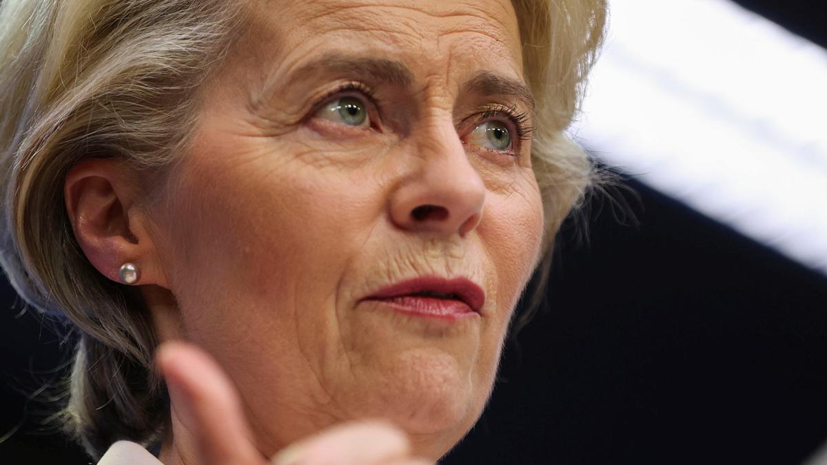 La presidenta de la Comisión Europea, Ursula von der Leyen, durante la rueda de prensa que ha ofrecido esta madrugada en Bruselas.