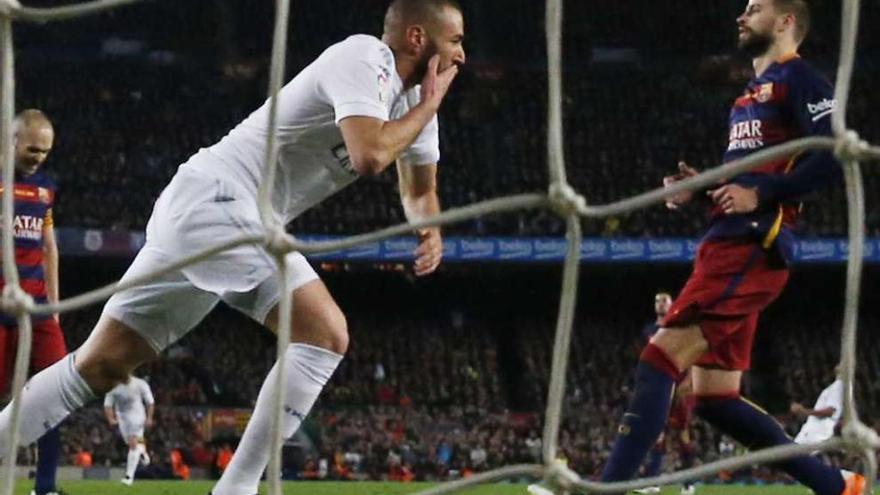 Benzema celebra su gol ante Piqué, que minutos antes había adelantado al Barcelona.