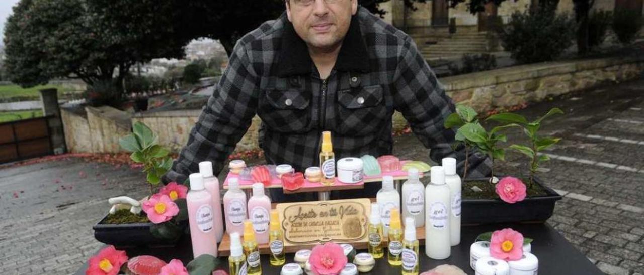 José María posa en el Pazo de Maza donde trabaja con varios de los productos dermatológicos que él mismo elabora. // Noé Parga