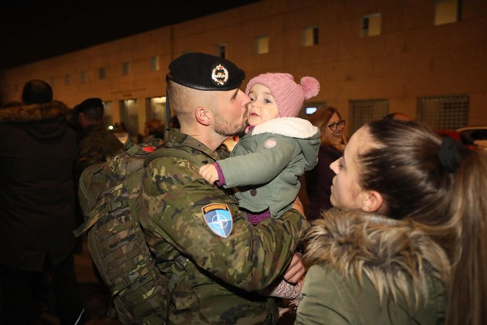 Un centenar de militares de Cerro Muriano parten a Letonia arropados por sus familias